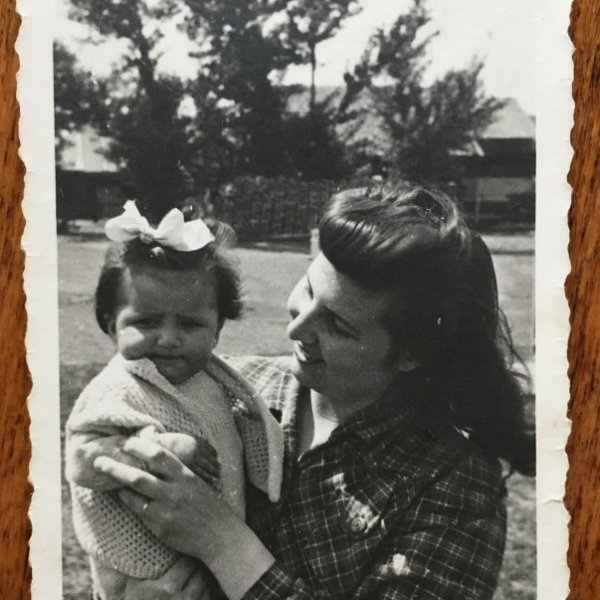 PRVA FOTOGRAFIJA, mama Adela i kći jedinica na igralištu NK Zagreb u Kranjčevićevoj ulici